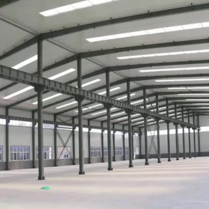 Foirgneamh cruach réamhdhéanta