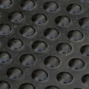 Mata rubair frithsheasmhach in uisce le poll draenála don bhialann