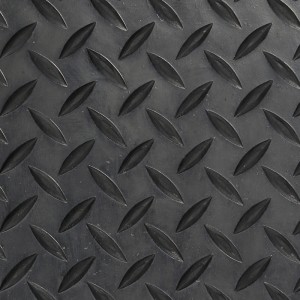 Stalla rubair dleacht trom ag déanamh mataí rubair cobhsaí le haghaidh coiníní madraí