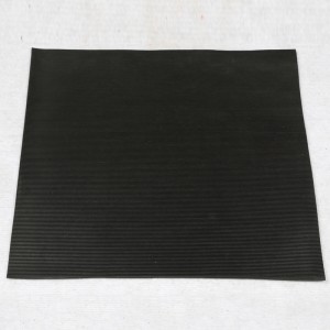 Crua ag caitheamh bileog rubair bó le mataí rubair cobhsaí Capall do bheathú ainmhithe