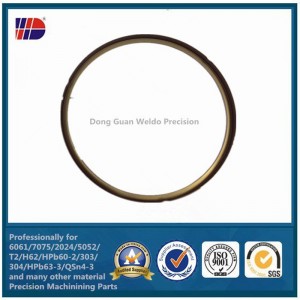 meaisínithe cnc ag casadh páirteanna miotal miotail cruinn