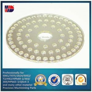 monarcha a dhéanann páirteanna spártha meaisínithe miotail beachta