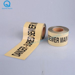 Scragall alúmanaim na hAstráile adhlactha STORMWATER Téip Rabhaidh faoi Thalamh; SEWER Téip Rabhaidh Underground; TÓGÁIL DÓITEÁIN Téip Rabhaidh faoi Thalamh