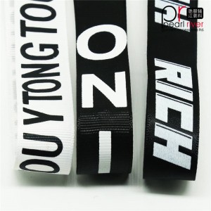 Téip ar ardchaighdeán dubh \u0026 bán