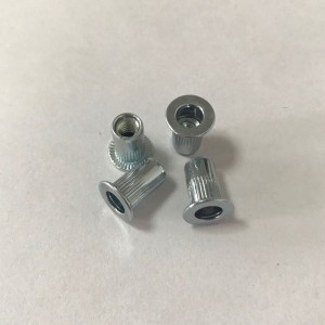 cnó rivet ceann cothrom cniotáilte