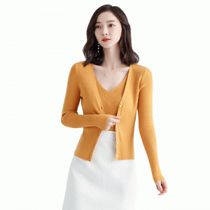 Na mBan Feistithe le dhá chárta agus geansaí dílsithe dhá phíosa