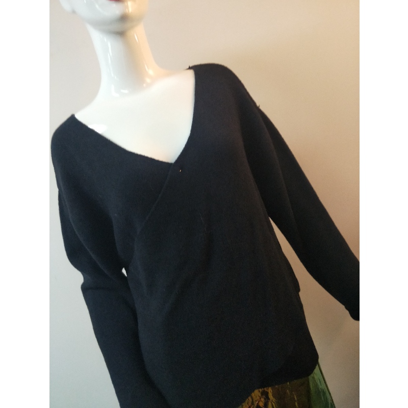 BAILIÚ PURE DUALGÓIREACHTA DUBH V-NECK RLWS0072F