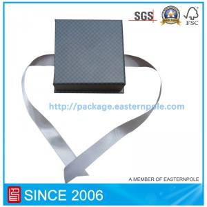 Bosca pacáistithe só dubh le bonn agus ribín