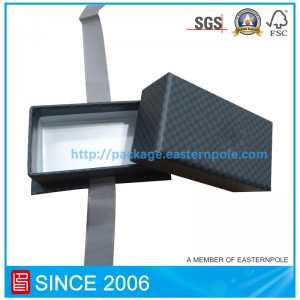 Bosca pacáistithe só dubh le bonn agus ribín