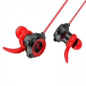 E-spórt le micreafón inscortha Fón póca agus ríomhaire ag úsáid headphone cearrbhachais