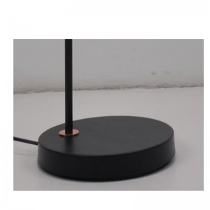 Lampa urláir le scáth miotail agus feidhm scátha a choigeartú