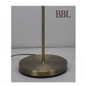 Lampa nua-aimseartha urláir le scáth mogalra