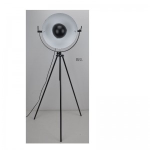 Faoi stiúir lampa urláir Tripod le feidhm choigeartaithe suas agus síos, scáth dubh neamhlonrach taobh istigh bán
