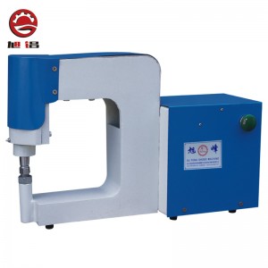 Bróg ag déanamh meaisín casúir