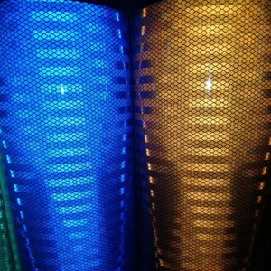 téip sábháilteachta stríoc buí dubh machnamhach