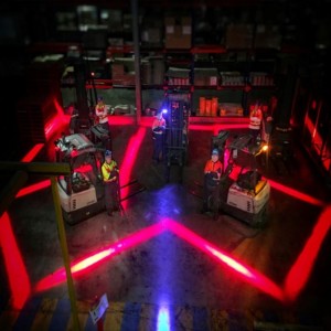 Stacker faoi stiúir Sábháilteacht Solas Gorm \/ Dearg Dath