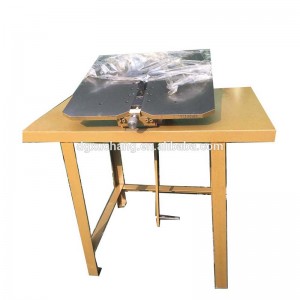 meaisín láimhe lúbthachta do bhróga ag déanamh gearrtha ar riail na cruach