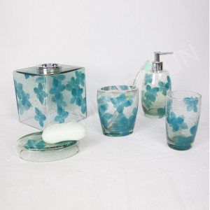 Gloine shoiléir a bhfuil gabhálais dhaite sa seomra folctha socraithe