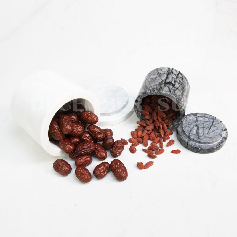 Próca marmair le héadaí cistine clúdaigh