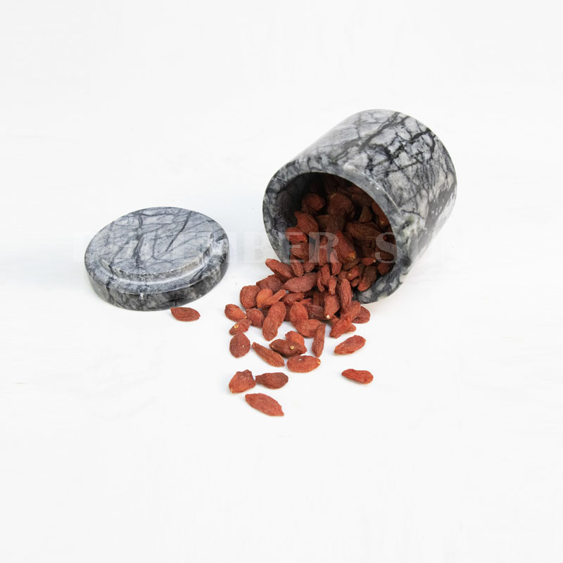 Próca marmair le héadaí cistine clúdaigh