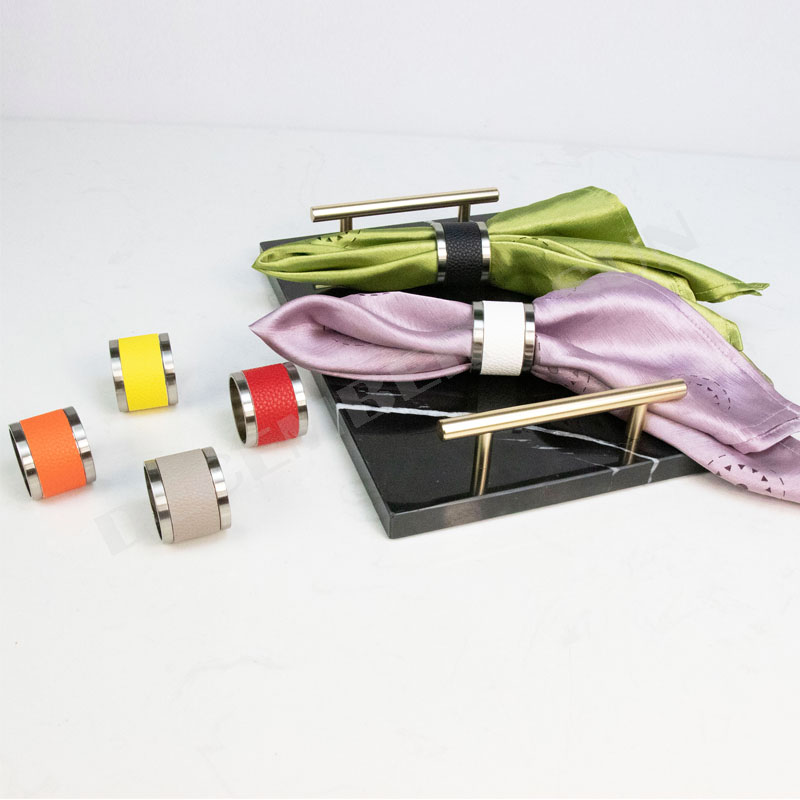 Miotal daite álainn agus fáinne naipcín leathair