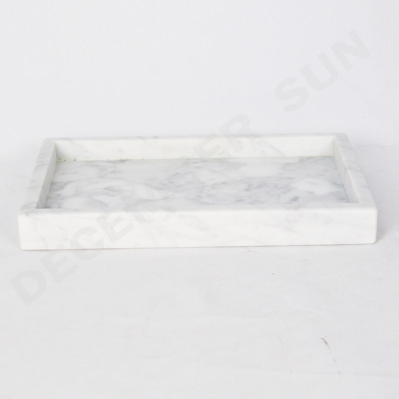 Socraigh tráidire bán marcáilte ag déanamh láimhe