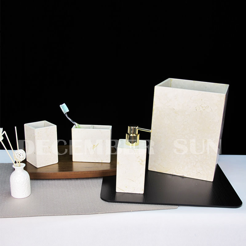 Gabhálais folctha mórdhíola marmair leagtha síos don seomra folctha