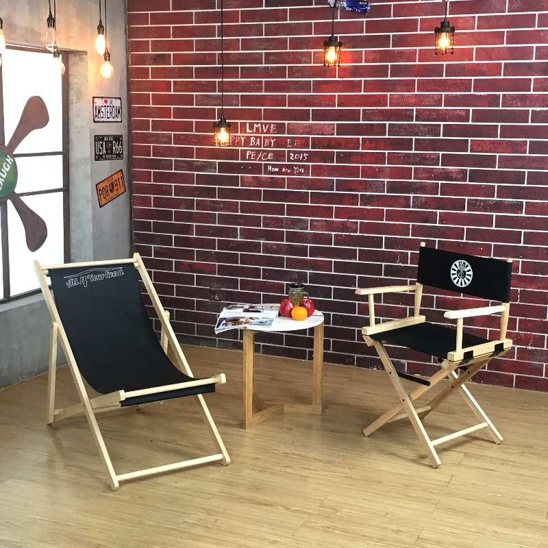 Bain sult as do chuid ama fóillíochta le cathaoir trá adhmaid