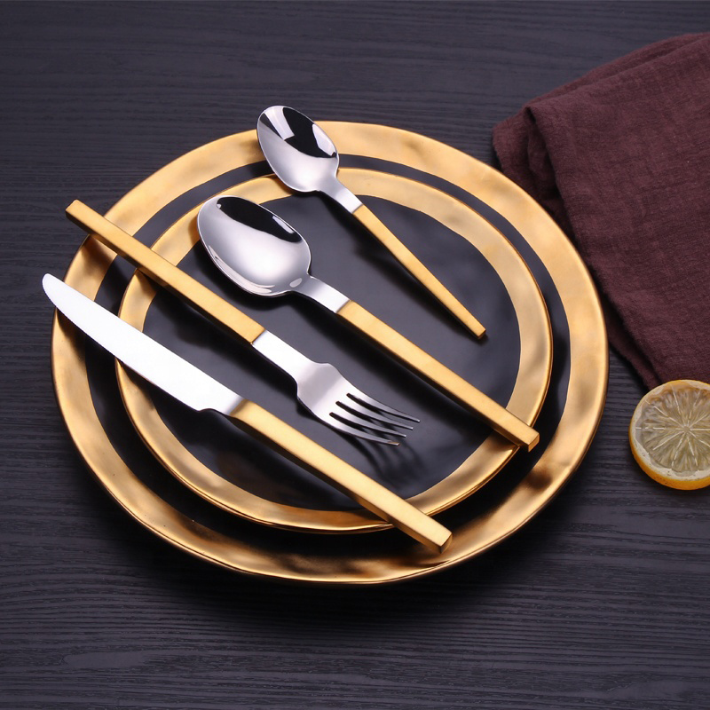 flatware miotail neamhlonrach óir / dubh a leagtar sceanra cruach dhosmálta