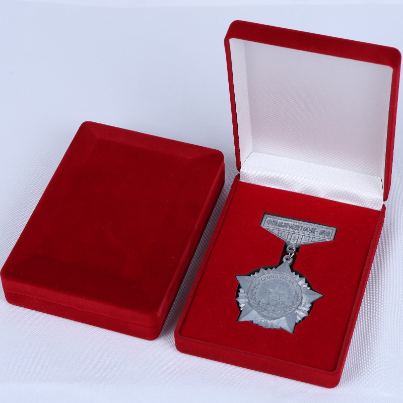 D-15 eritellimusel must ja punane velvetikast mündi, kaelakee ja medali eest