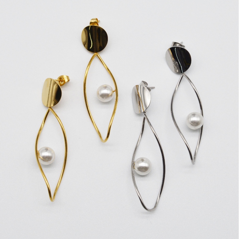 Terve mõistus kannab roostevabast terasest ehteid.