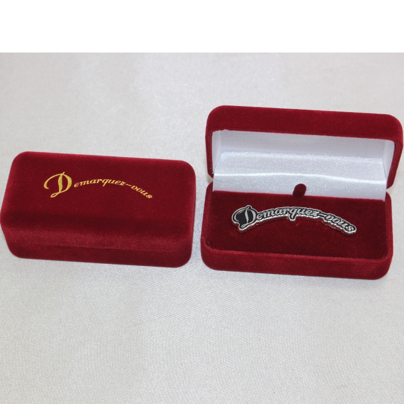 Mír D-68S cruth babhta Bosca Velvet le haghaidh cufaí, gearrthóg ceangail, suaitheantas srl. Mm. 75 * 38 * 28, meáchain thart ar 30g