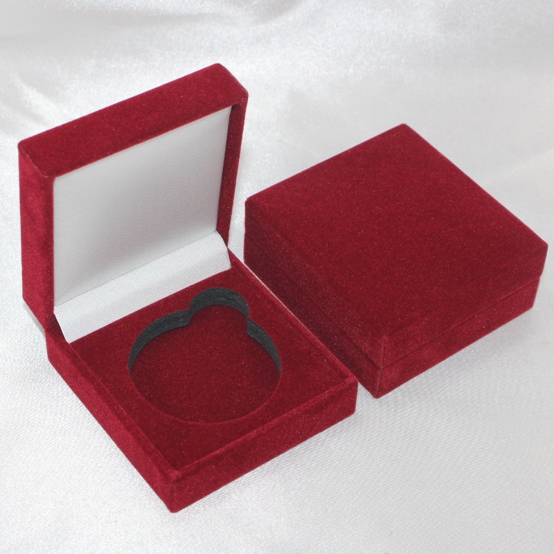 V-04 ruuduline PU Nahkkarp mündi ja ametimärgi, mansetinööbi, lipsuklambri vms jaoks.63*68*28, kaalud umbes 50g