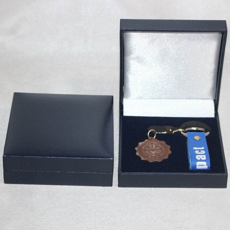 V-06 ruudukujuline Plastiline Flannelette kast 50-60 mm mündi, märgi, mansetinööbide, lipsuklambri, medali jms jaoks mm.88*91*33, raskused umbes 85g