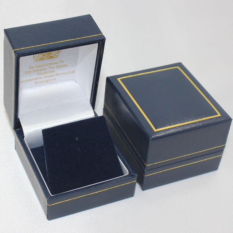 V-07 ruudukujuline plastkast, mille katab Leatherette Paper läbimõõdu 25-30 mm münt, märk, sõrmus jne kohta. mm.46*53*38, raskused umbes 40g