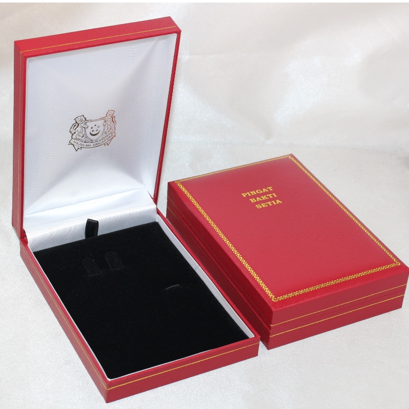 Mír V-15S dronuilleog Bosca páipéir Leatherette le haghaidh bonn 75 * 120 mm, mona & suaitheantas, srl. Mm. 97 * 143 * 34, meáchain thart ar 170g