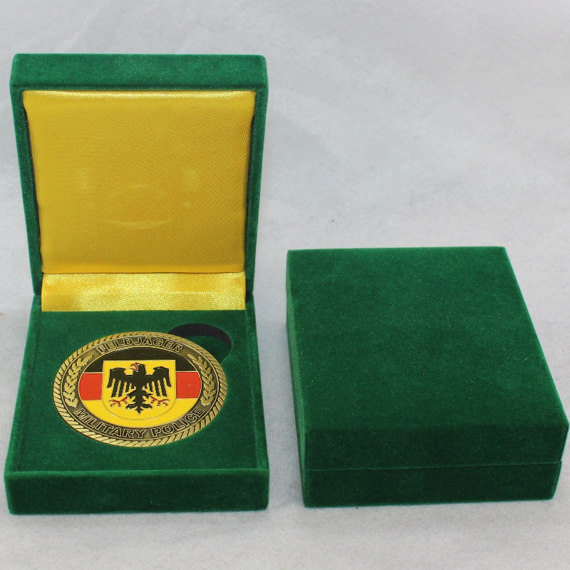 Mír V-17 cearnach Leatherette Bosca páipéir le haghaidh mona 45 * 53 mm, suaitheantas, cufaí, gearrthóg sparán srl. Mm. 68 * 80 * 30, meáchain thart ar 62g