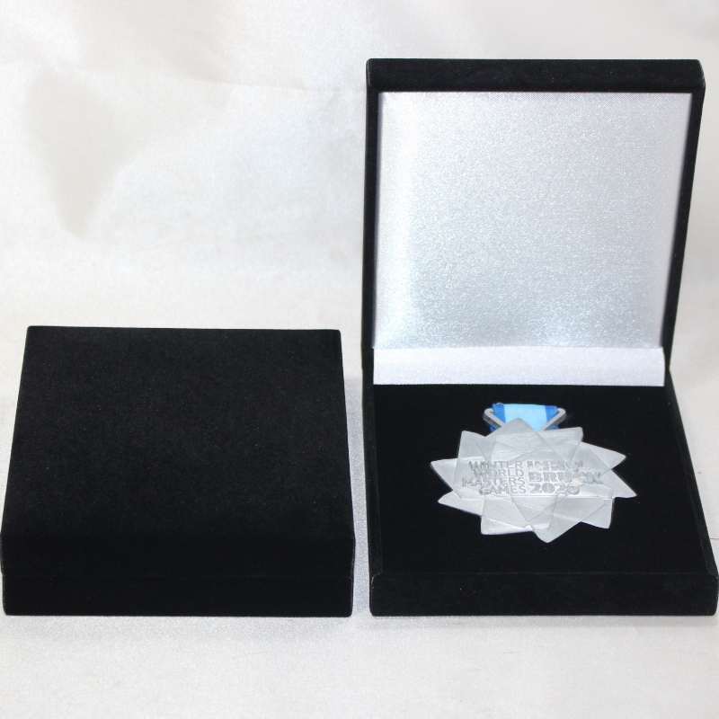 Mír V-19 bosca leathair PU cearnach le haghaidh mona, bonn & suaitheantas 90 * 90mm, srl. Mm. 110 * 125 * 33, meáchain thart ar 140g