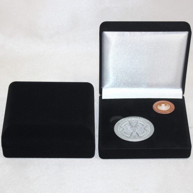 Mír D-33L cruth babhta Bosca Velvet le haghaidh mona, bonn & suaitheantas, mm. 100 * 100 * 39mm, meáchain thart ar 96g