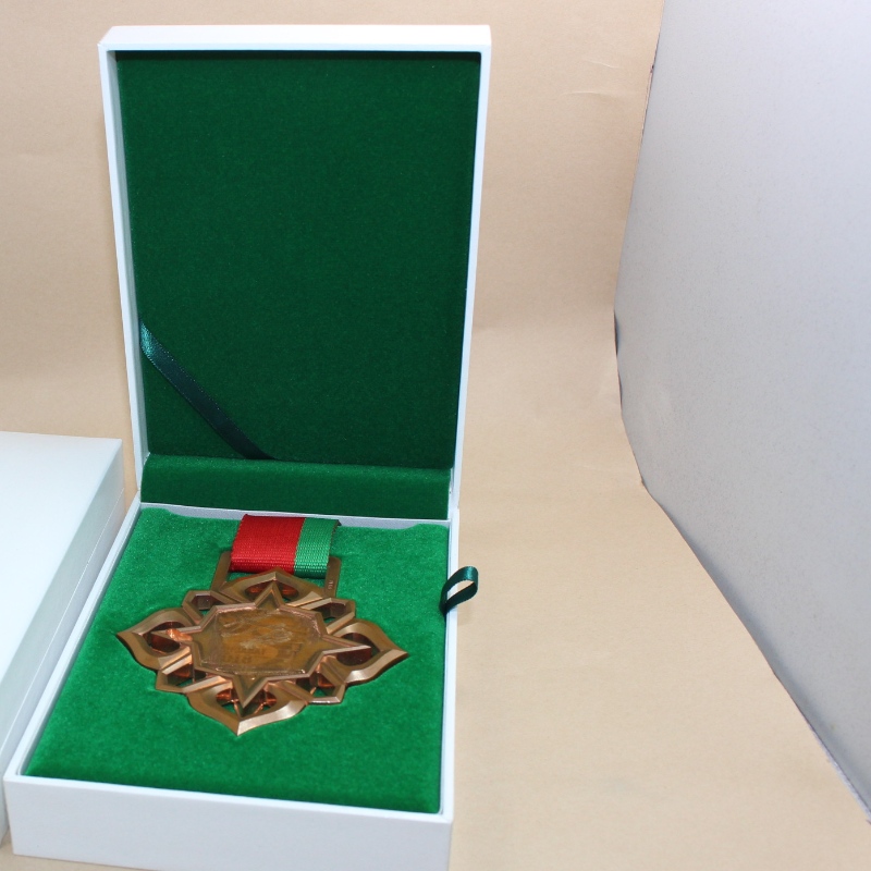 Kirje V-15L ristkülik PU nahast kast 90*120 mm medal, münt &märk jne mm.110*157*40, kaal umbes 185g