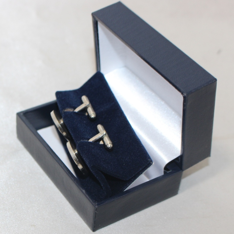 Mír bosca plaisteach dronuilleog mír VK-1 atá clúdaithe ag Páipéar Leatherette le haghaidh gearrthóg comhionannas vótaí 58 * 20mm, slabhra eochair, cufaí, suaitheantas, srl. Mm.75 * 50 * 38, meáchain thart ar 56g