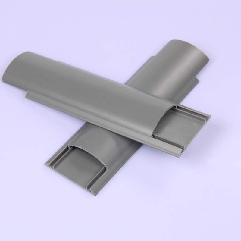 tá cosantóir cumhdaigh sreangán urláir sciathán cábla cumhdaigh corda do shreanga faoi dhíon glan agus sábháilte