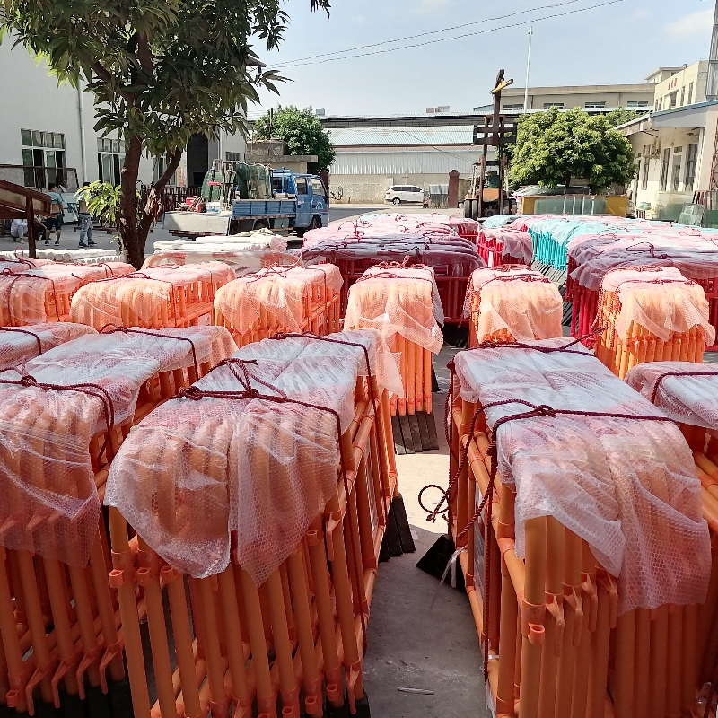 Bacainn coisithe do cheolchoirmeacha, imeachtaí spóirt agus paráidí bacainn bóthair feithicle bacainní páirceála PVC baracáide plaisteach