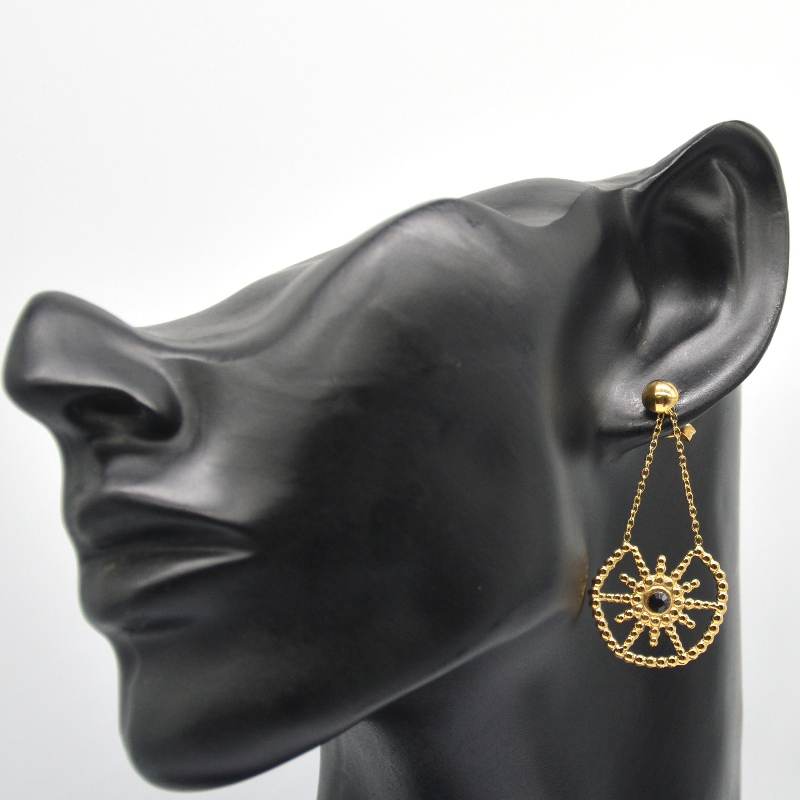 Múnlaí mná óir cruach dhosmálta le pendants bláthanna, dearadh graí cluaise, obair fheictear do mhná óga. Monarcha Seodra Ruifanbao na Síne