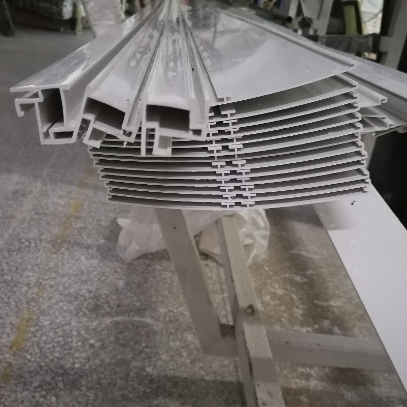 Cén fáth a n-úsáidtear píopa saincheaptha nó píopa PVC caighdeánach go forleathan i réimse mór tionscail?