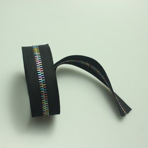 Zipper práis miotail le stíleanna agus méid éagsúla, gabhálais miotail