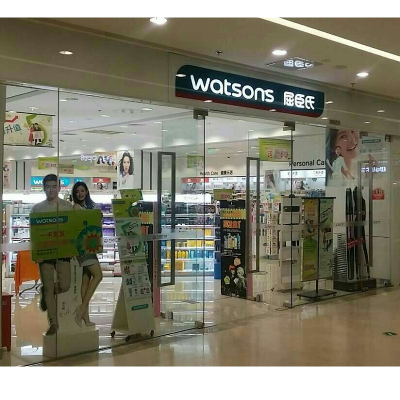 Comhghairdeas lenár dtáirgí ag dul isteach i Watsons