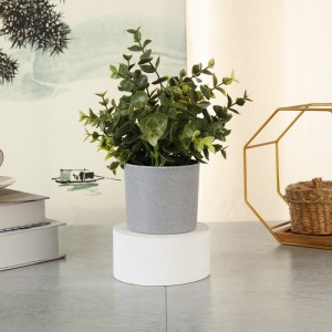 Insamhladh ard i dteagmháil le plandaí glasa saorga i bpota le haghaidh decor baile