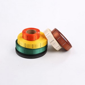 Seolann sé líne galánta de lipéid éadaí fite