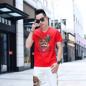 T-léine chniotáiltena bhfear